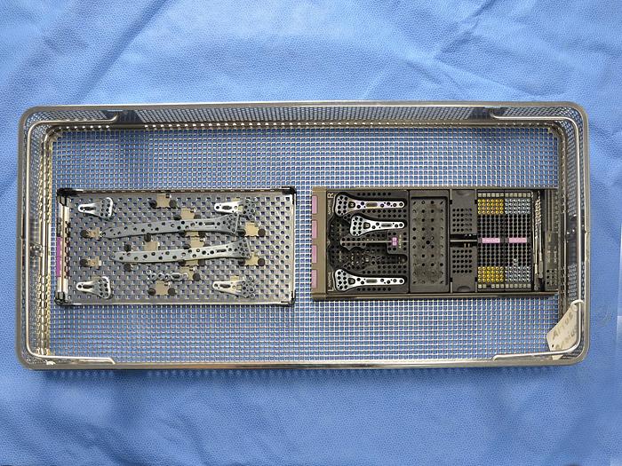 Used SET OF SCREWS AND PLATES FOR MEDARTIS APTUS RADIUS