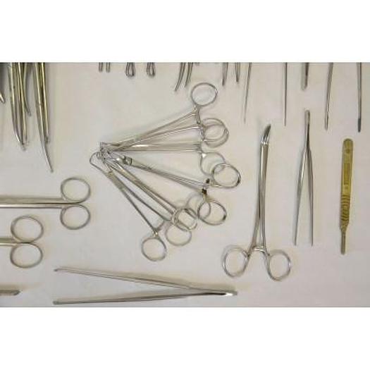 Used SET OF INSTRUMENTS FOR BASIC SURGERY