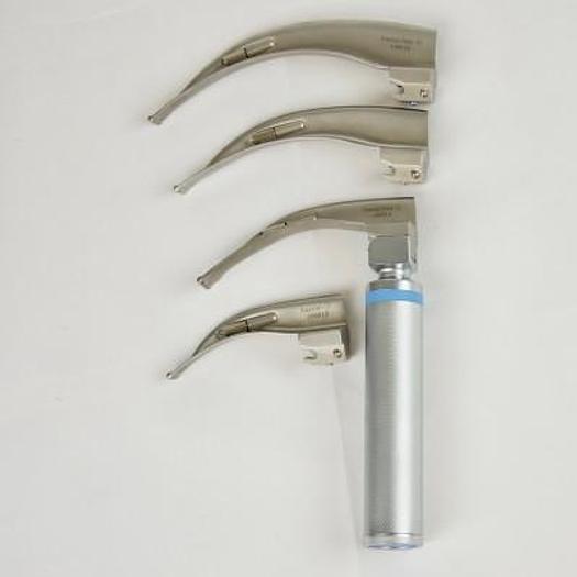 LARYNGOSCOPE WITH 4 STAINLESS STEEL BLADES IN CARRYING CASE