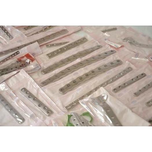 Used SET OF DIFFERENT-SIZED PLATES AND ORTHOPEDIC PINS