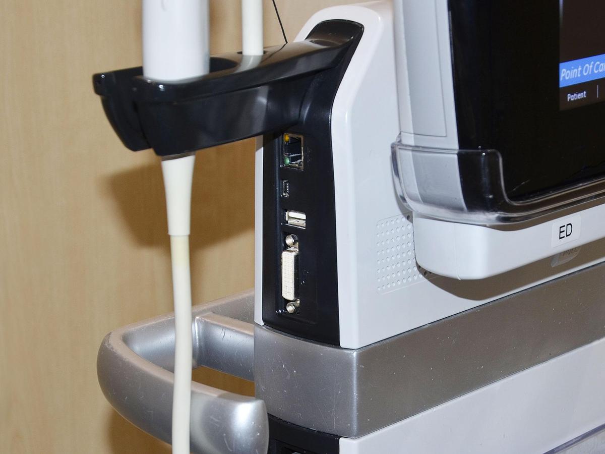 D'occasion GENERAL ELECTRIC GE VENUE 40 PORTABLE ULTRASOUND ON ITS MOBILE STAND