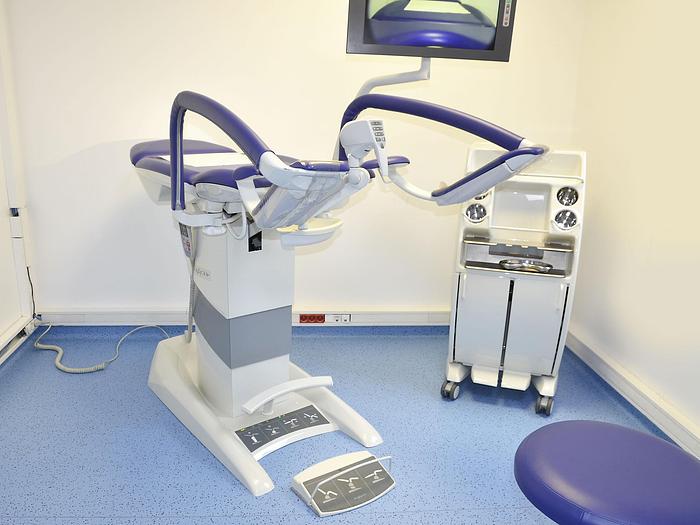 Used GYNECOLOGICAL WORKSTATION COMPOSED OF A GYNECOLOGICAL CHAIR, A VIDEO COLPOSCOPE, AN LCD SCREEN, AND A LINET BORCAD GRACIE MODEL INSTRUMENT TROLLEY