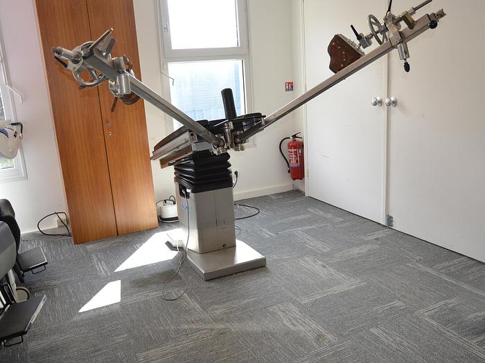 D'occasion ALM TRANSFERIS ELECTRIC OPERATING TABLE WITH ORTHOPEDIC EXTENSION