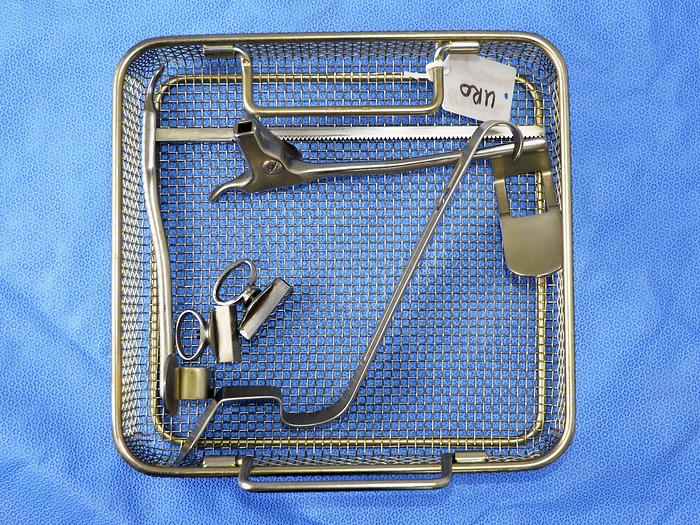 Used URO HRYNTSCHAK RETRACTOR SET