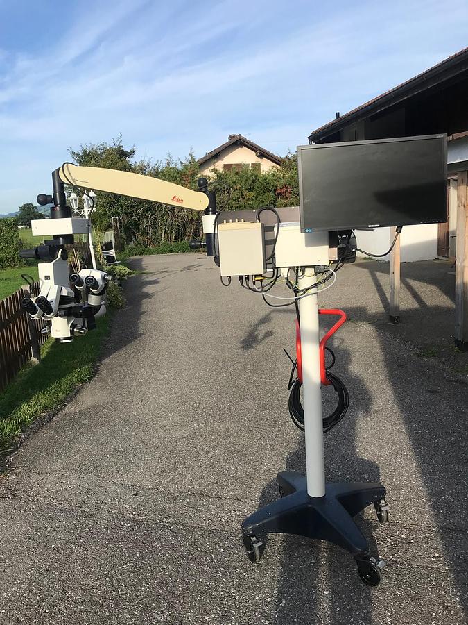 D'occasion MICROSCOPE LEICA OPHTALMOLOGIQUE M620 avec caméra et moniteur HD