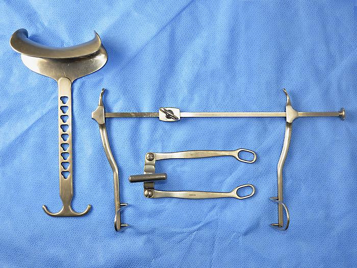 Used URO HRYNTSCHAK RETRACTOR SET