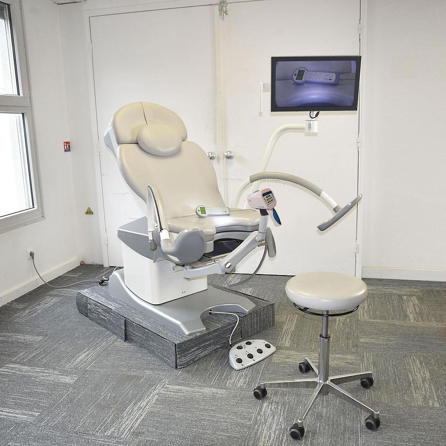D'occasion SCHMITZ MEDI-MATIC GYNECOLOGICAL CHAIR (PRE-OWNED) WITH INTEGRATED FULL HD VIDEO COLPOSCOPE (NEW) AND FULL HD MONITOR (PRE-OWNED)