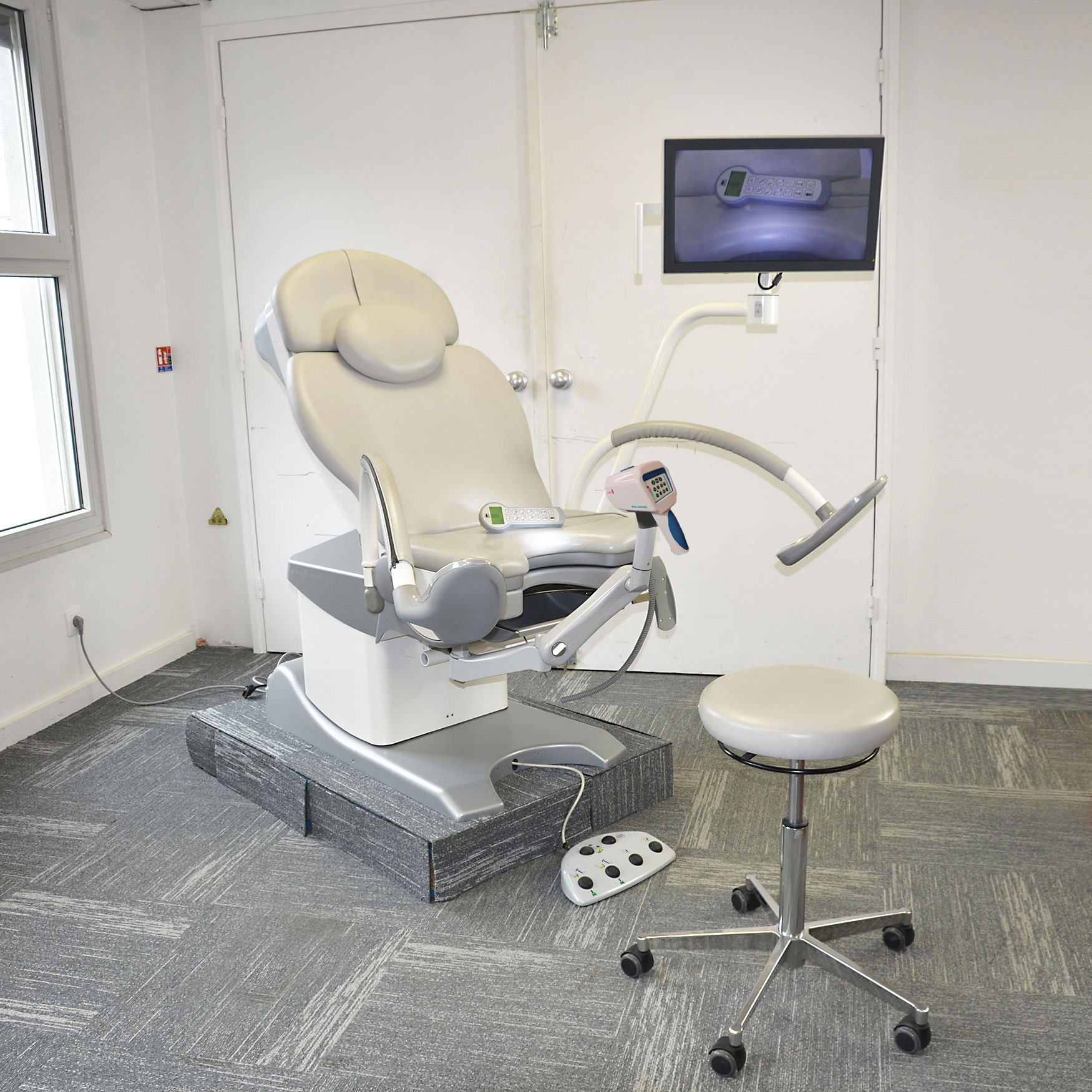 D'occasion SCHMITZ MEDI-MATIC GYNECOLOGICAL CHAIR (PRE-OWNED) WITH INTEGRATED FULL HD VIDEO COLPOSCOPE (NEW) AND FULL HD MONITOR (PRE-OWNED)