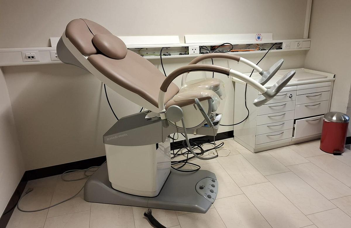 D'occasion CHAISE GYNECOLOGIQUE SCHMITZ MEDI-MATIC AVEC SON TABOURET