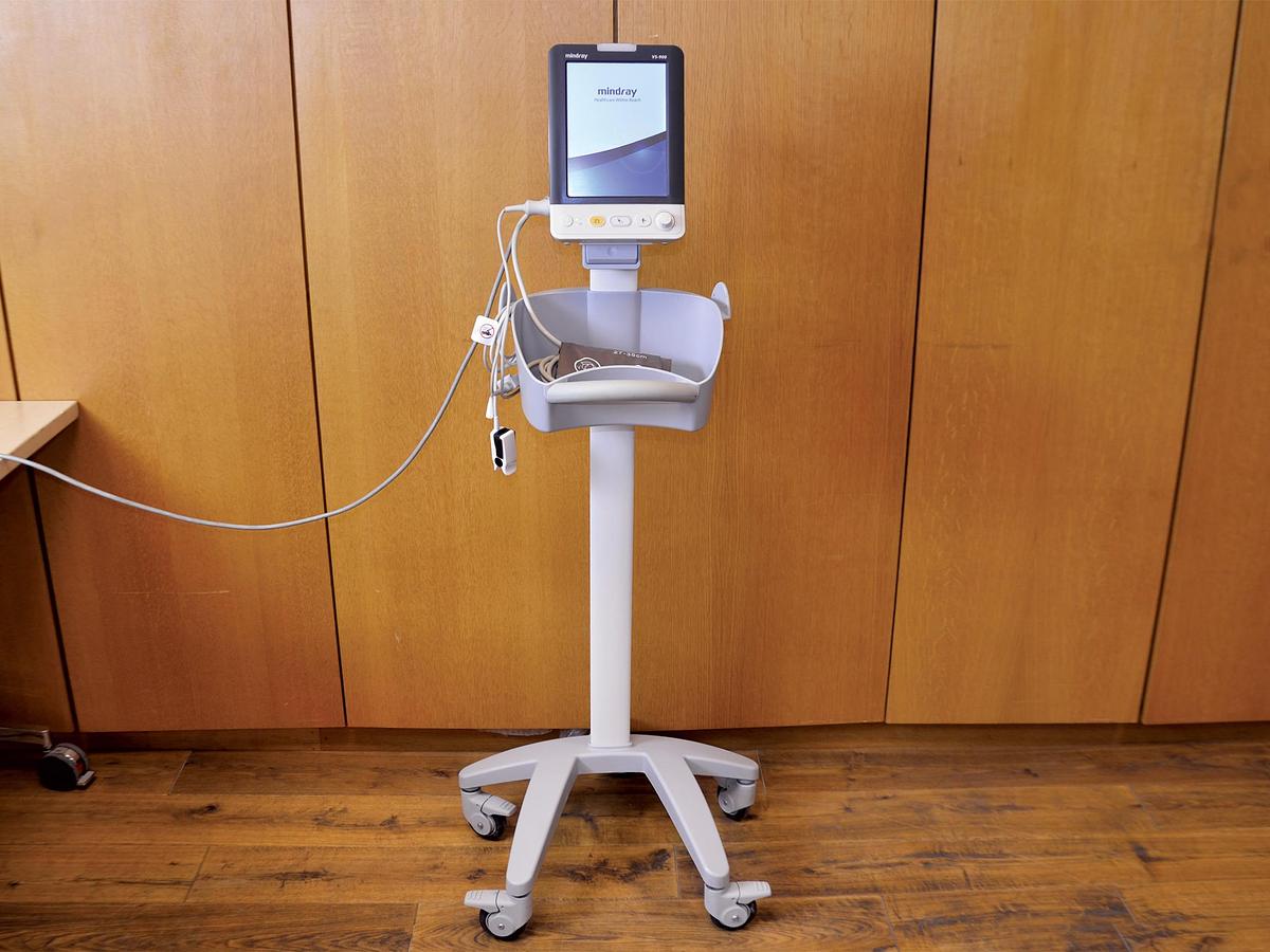 D'occasion MINDRAY VS-900 MOBILE CUFF PRESSURE, SpO2 AND HEART RATE MONITOR