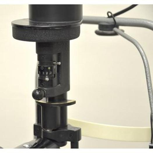 Used HAAG STREIT BM 900 SLIT LAMP WITH THREE-DIMENSIONAL MOVEMENTS, ON ITS VARIABLE HEIGHT TABLE
