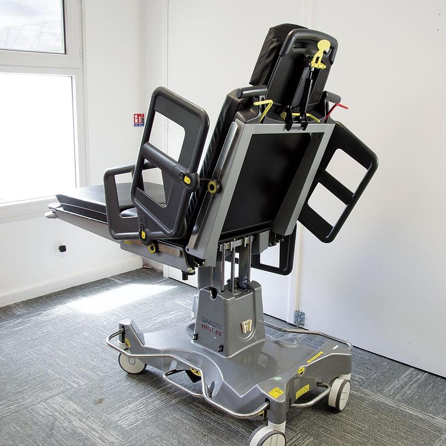 D'occasion ANETIC AID QA4 UNIVERSAL HYDRAULIC MOBILE SURGERY TABLE