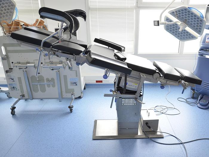 D'occasion TABLE D'OPERATION TRUMPF JUPITER AVEC SES ACCESSOIRES TRES BEL ETAT