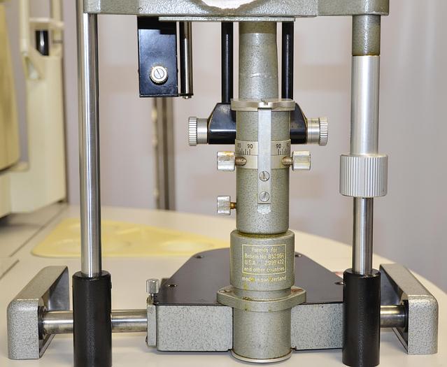 D'occasion LAMPE A FENTE HAAG STREIT BM 900 MOUVEMENTS TRIDIMENTIONNELS AVEC TONOMÉTRE  À APLANATIONS