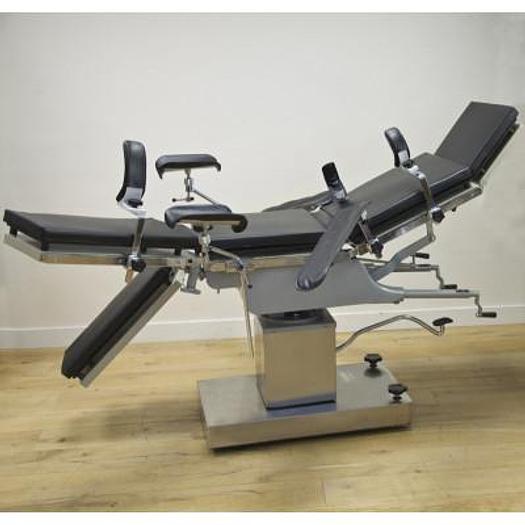 RADIOLUCENT OPERATING TABLE WITH ACCESSORIES
