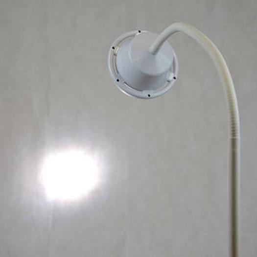 MINOR SURGERY LAMP WITH VERTICAL DISPERSION LIGHT SOURCE AND ADJUSTABLE ILLUMINATION