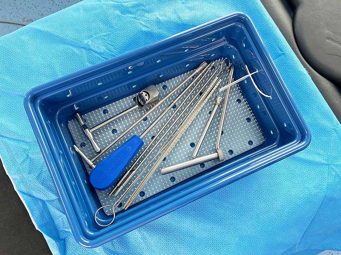 Used SWISS SYNTHES FEMUR NECK SCREW SET