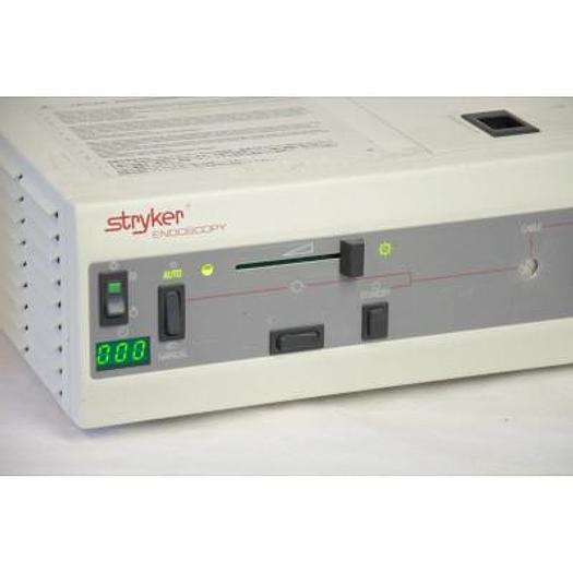Used STRYKER ENDOSCOPY QUANTUM 4000 LIGHT SOURCE
