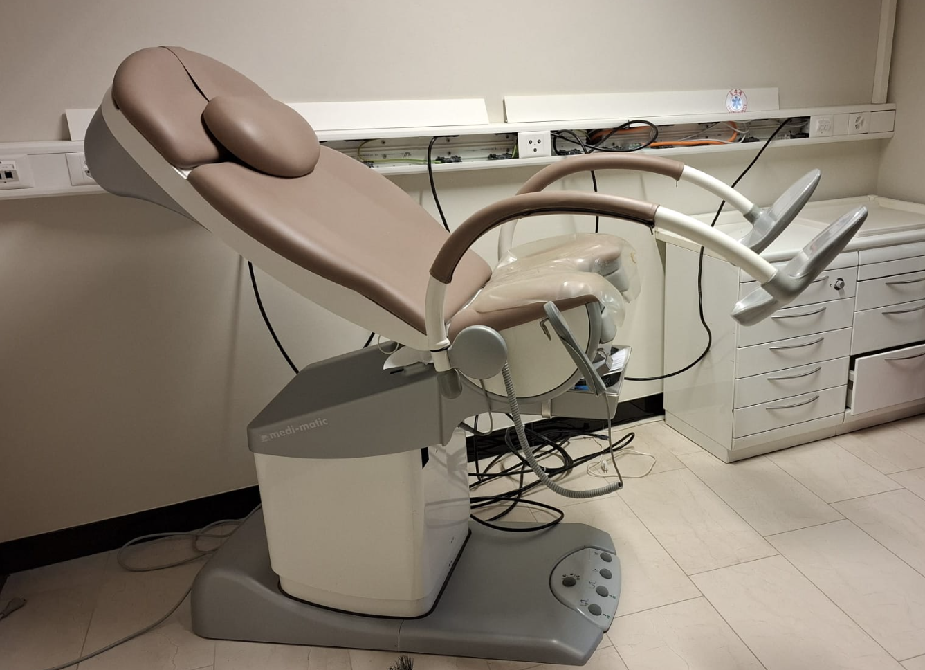 D'occasion CHAISE GYNECOLOGIQUE SCHMITZ MEDI-MATIC AVEC SON TABOURET