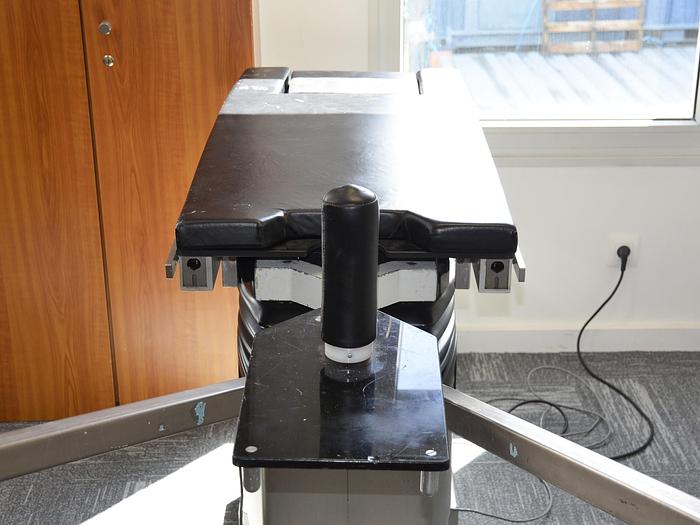 D'occasion ALM TRANSFERIS ELECTRIC OPERATING TABLE WITH ORTHOPEDIC EXTENSION