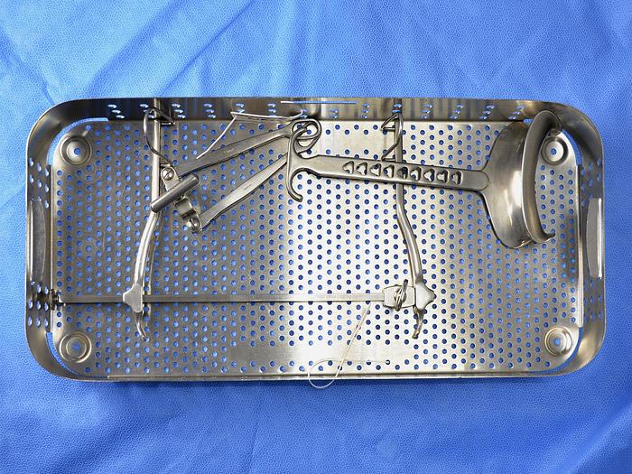 Used URO HRYNTSCHAK RETRACTOR SET