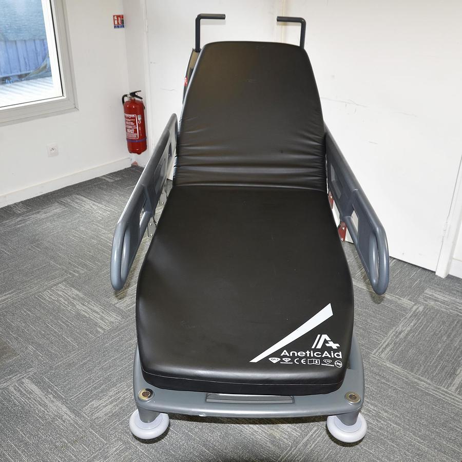 D'occasion ANETIC AID QA3 HYDRAULIC STRETCHER TROLLEY