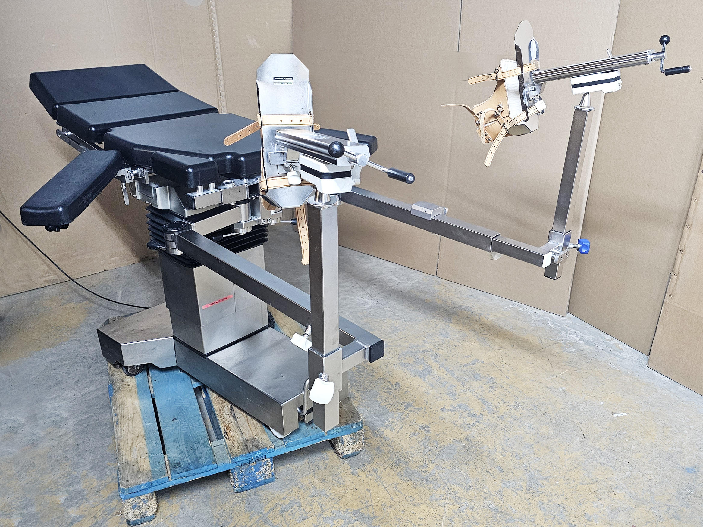 D'occasion ORTHOSTAR MODEL OPERATING TABLE WITH ORTHOPEDIC EXTENSIONS