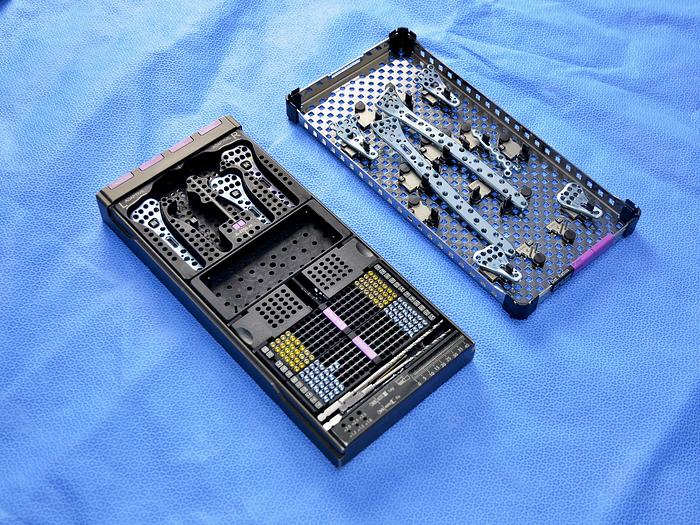 Used SET OF SCREWS AND PLATES FOR MEDARTIS APTUS RADIUS