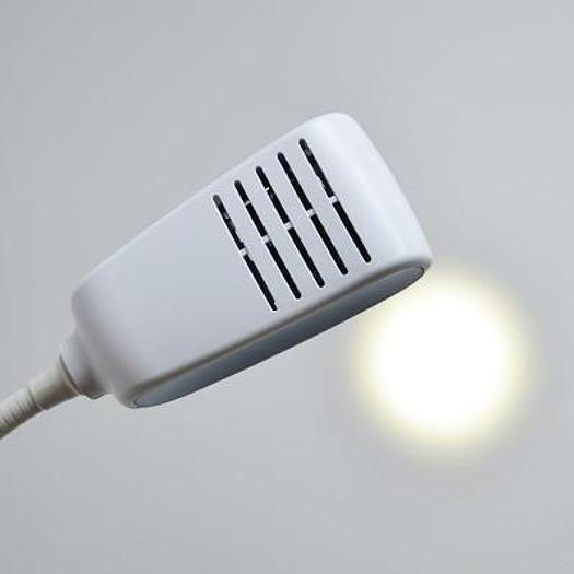 WELLCH ALLYN GS300 LED EXAMINATION LAMP ON WHEELED STAND