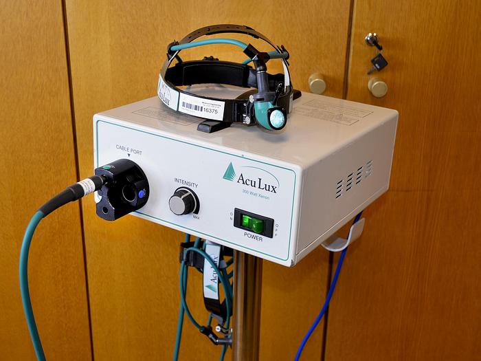 original-d-occasion-source-de-lumiere-aculux-ax-3002-avec-deux-casques.JPG