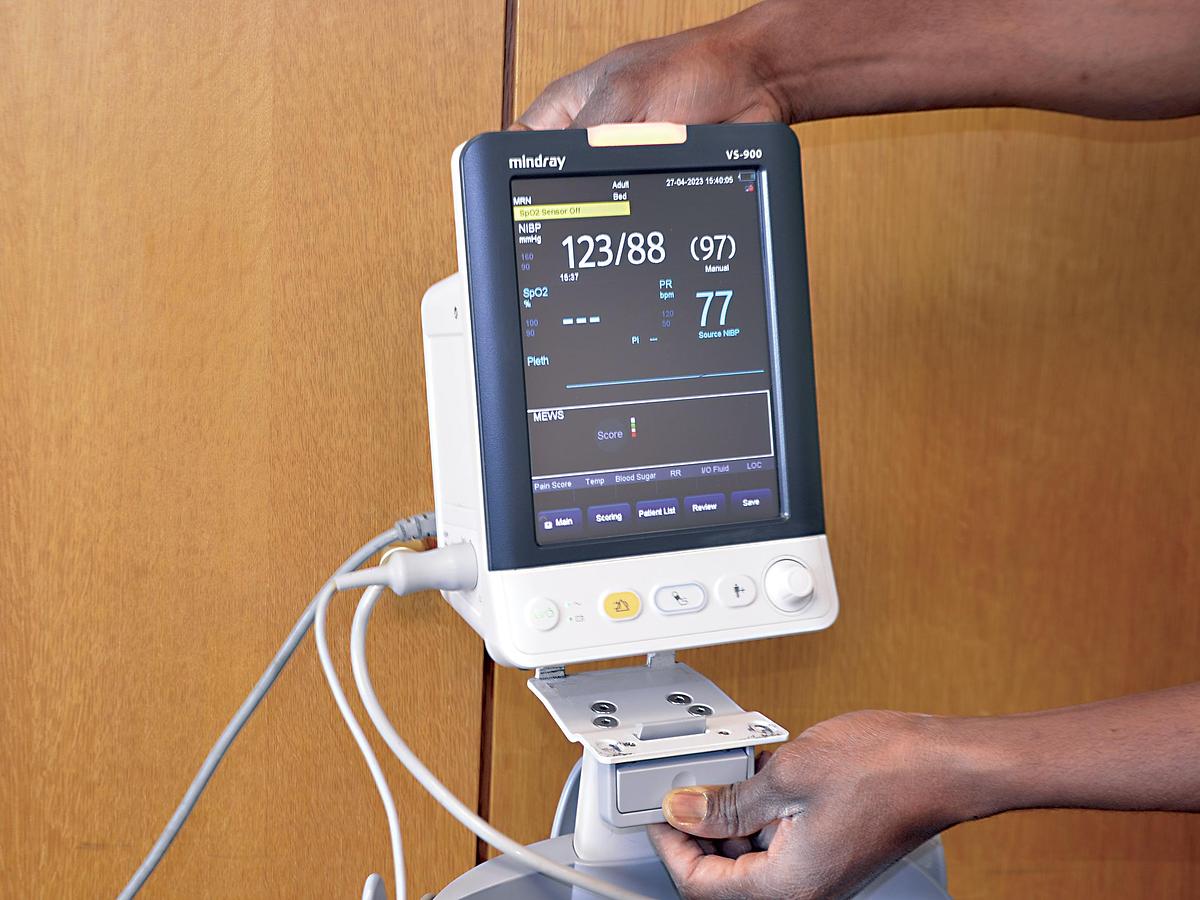 D'occasion MINDRAY VS-900 MOBILE CUFF PRESSURE, SpO2 AND HEART RATE MONITOR