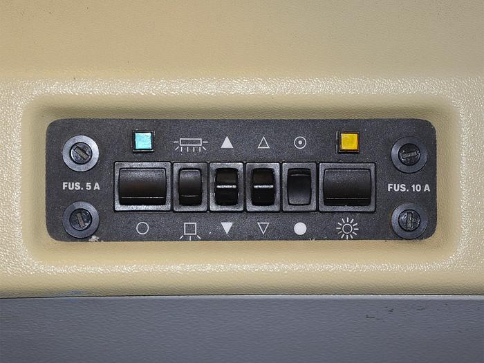 D'occasion LAMPE A FENTE HAAG STREIT 900 SUR SA TABLE ET SON SIEGE A HAUTEUR VARIABLE ELECTRIQUE