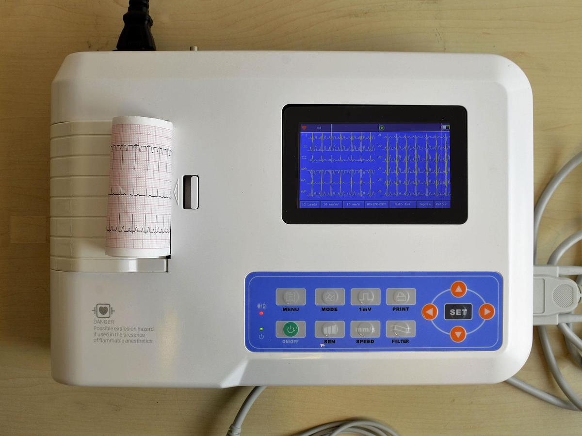 D'occasion 3-CHANNEL ELECTROCARDIOGRAPH
