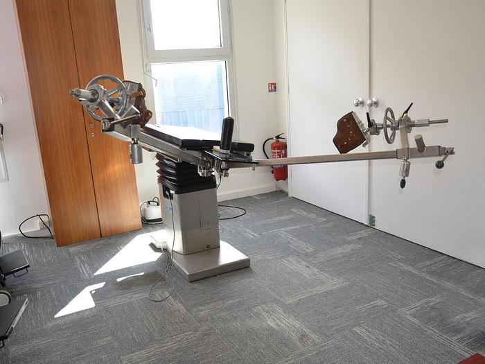 D'occasion ALM TRANSFERIS ELECTRIC OPERATING TABLE WITH ORTHOPEDIC EXTENSION
