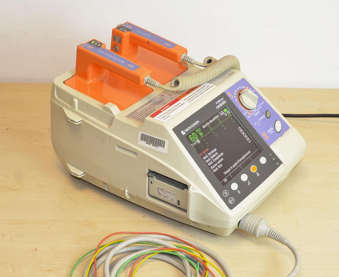 D'occasion NIHON KOHDEN TEC5221 DEFIBRILLATOR