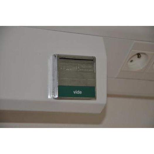 Used RECOVERY ROOM RAMP WITH 7 STATIONS EACH CONTAINING 02, NITROUS OXIDE, AIR, 2 X VACUUM