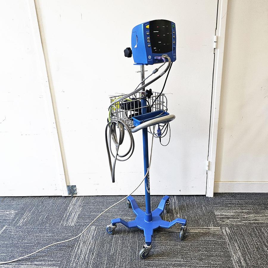 D'occasion DINAMAP CARESCAPE V100 GENERAL ELECTRIC MONITORING MONITOR ON STAND