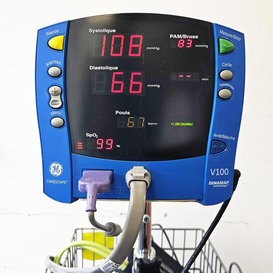 D'occasion DINAMAP CARESCAPE V100 GENERAL ELECTRIC MONITORING MONITOR ON STAND