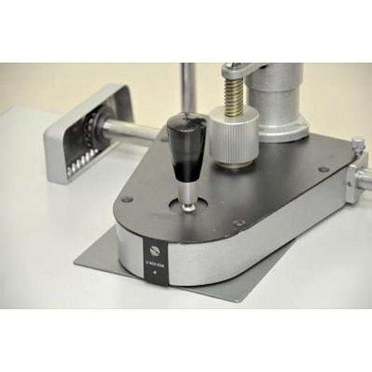 Used HAAG STREIT BM 900 SLIT LAMP WITH THREE-DIMENSIONAL MOVEMENTS, ON ITS VARIABLE HEIGHT TABLE