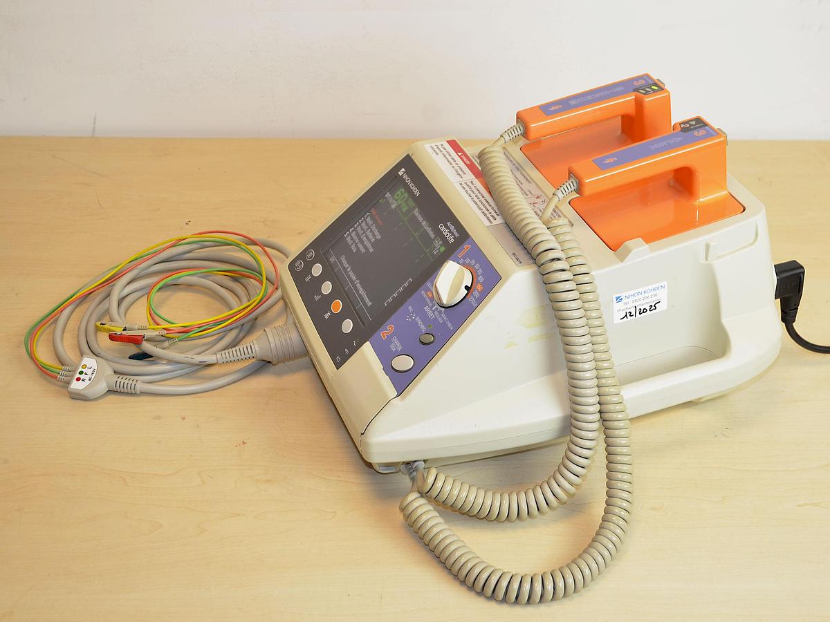 D'occasion NIHON KOHDEN TEC5221 DEFIBRILLATOR