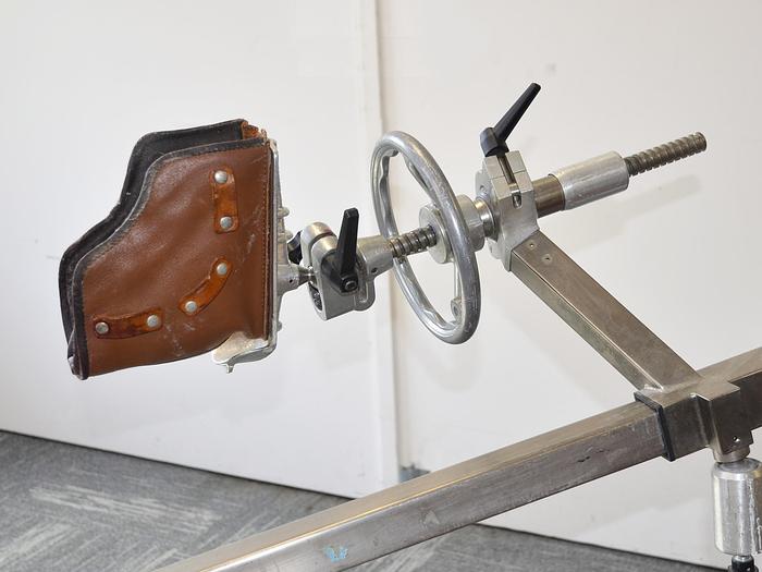 D'occasion ALM TRANSFERIS ELECTRIC OPERATING TABLE WITH ORTHOPEDIC EXTENSION