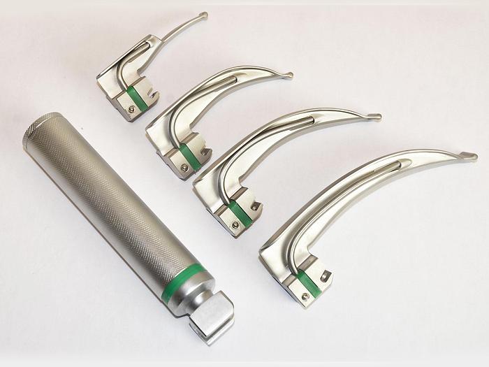 original-neuf-set-laryngoscope-adulte-avec-4-lames.JPG