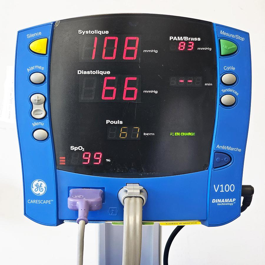 D'occasion DINAMAP CARESCAPE V100 GENERAL ELECTRIC MONITORING MONITOR ON STAND