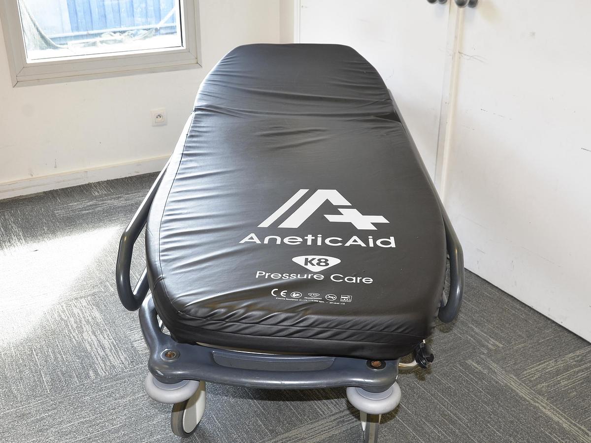 D'occasion ANETIC AID QA3 HYDRAULIC STRETCHER TROLLEY
