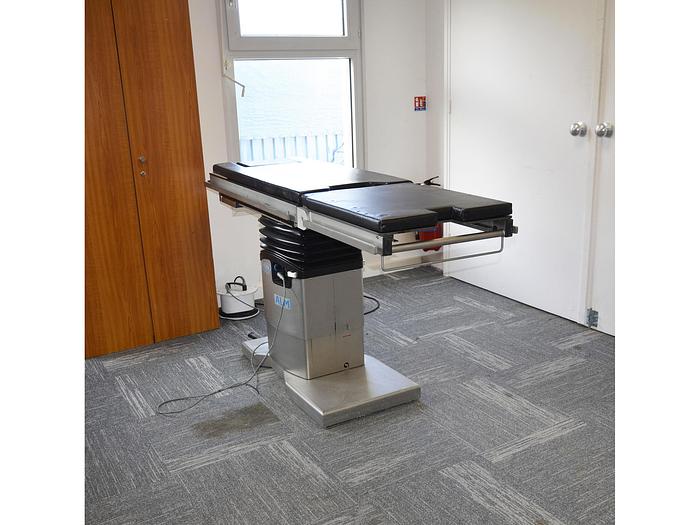 D'occasion ALM TRANSFERIS ELECTRIC OPERATING TABLE WITH ORTHOPEDIC EXTENSION