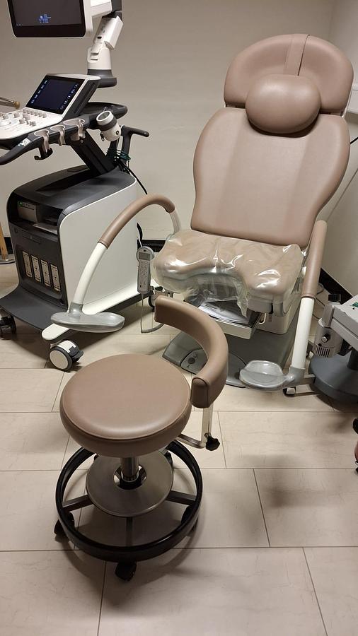 D'occasion CHAISE GYNECOLOGIQUE SCHMITZ MEDI-MATIC AVEC SON TABOURET