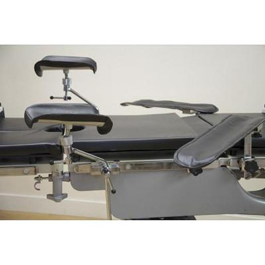 RADIOLUCENT OPERATING TABLE WITH ACCESSORIES