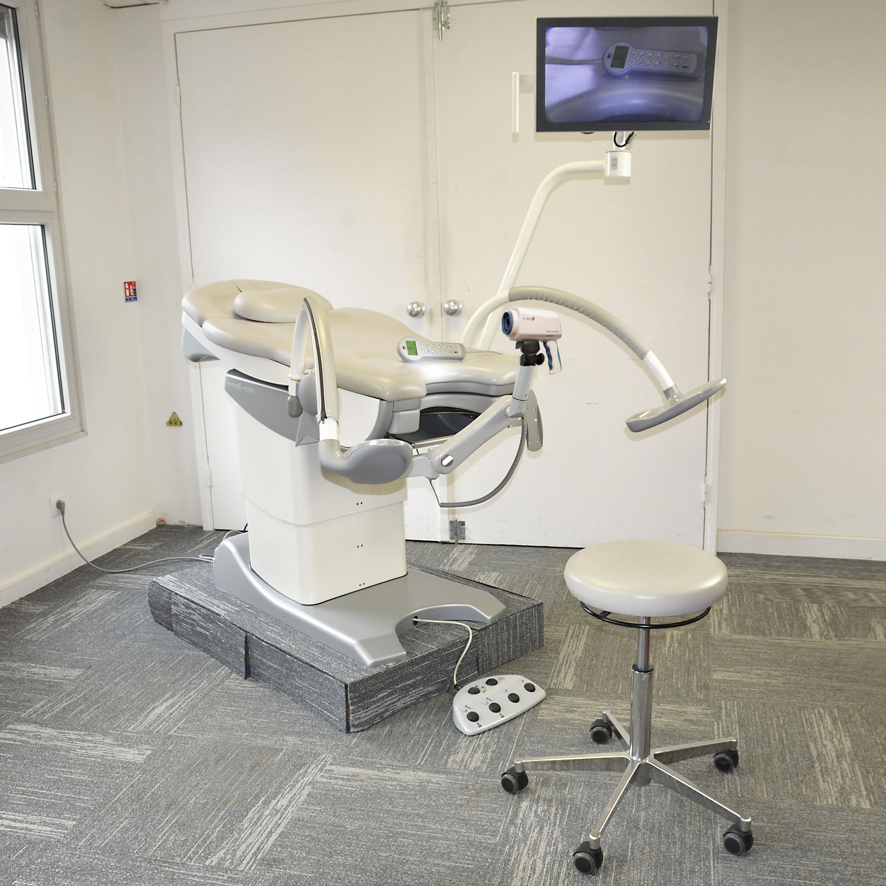 D'occasion SCHMITZ MEDI-MATIC GYNECOLOGICAL CHAIR (PRE-OWNED) WITH INTEGRATED FULL HD VIDEO COLPOSCOPE (NEW) AND FULL HD MONITOR (PRE-OWNED)