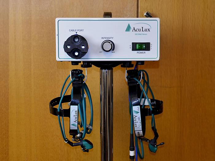 original-d-occasion-source-de-lumiere-aculux-ax-3002-avec-deux-casques.JPG