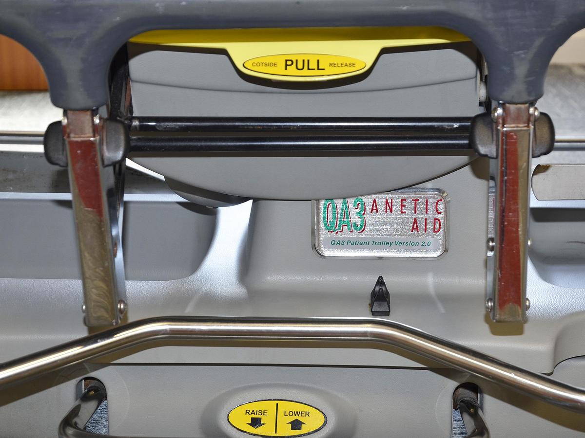 D'occasion ANETIC AID QA3 HYDRAULIC STRETCHER TROLLEY
